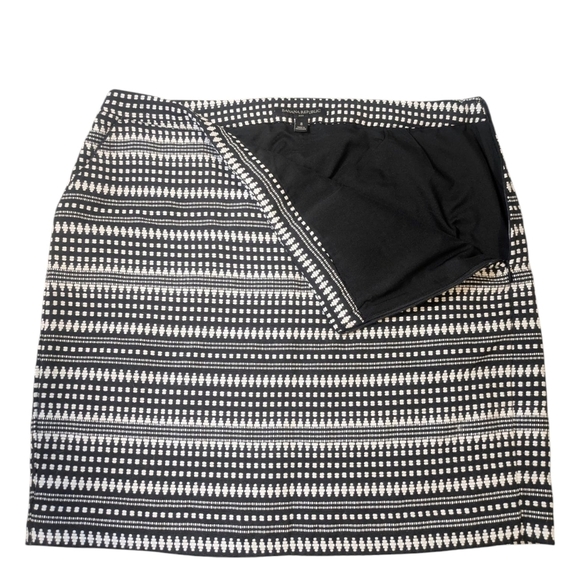 Banana Republic Black and White Pencil Skirt - Picture 3 of 11
